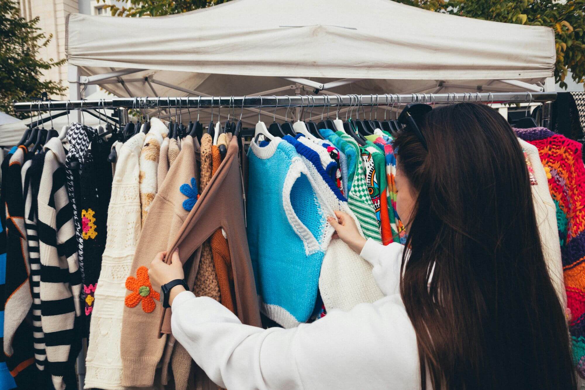 Secondhand-Kleidung shoppen auf einem Flohmarkt